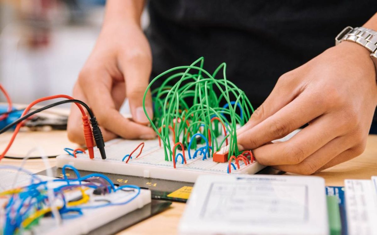 Poder da STEM: Por que Ciência, Tecnologia, Engenharia e Matemática Têm uma Grande Demanda nos EUA